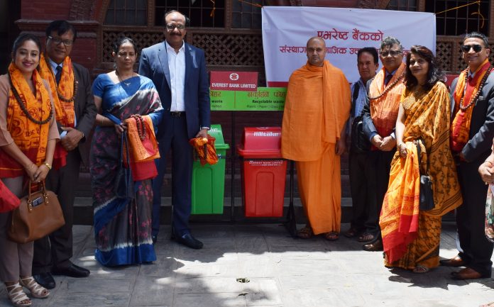 एभरेष्ट बैंक द्वारा बुढानिलकण्ठ मन्दिरलाई डस्टबिन बितरण