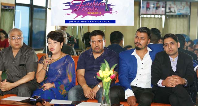 नयाँ पहिरन र स्टाइल देखाउन फेसियल हाउसले फेशन शो गर्दै