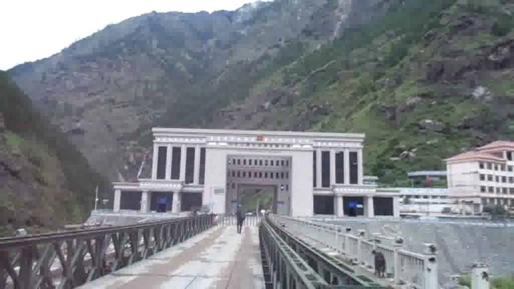 चीनको केरुङ नाका जोड्न सडक दुई लेनको बन्दै