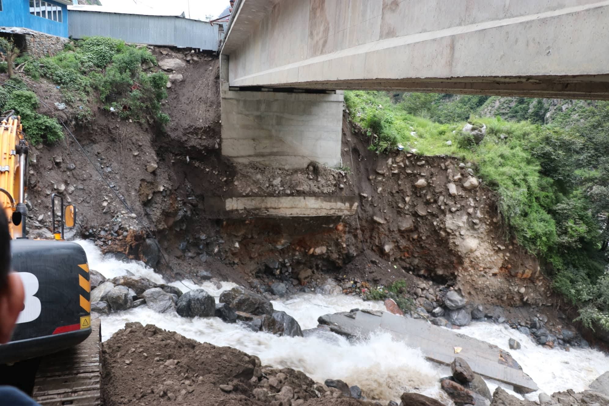 यातायात अवरुद्ध भएपछि एक महिनादेखि रसुवागढी नाका ठप्प