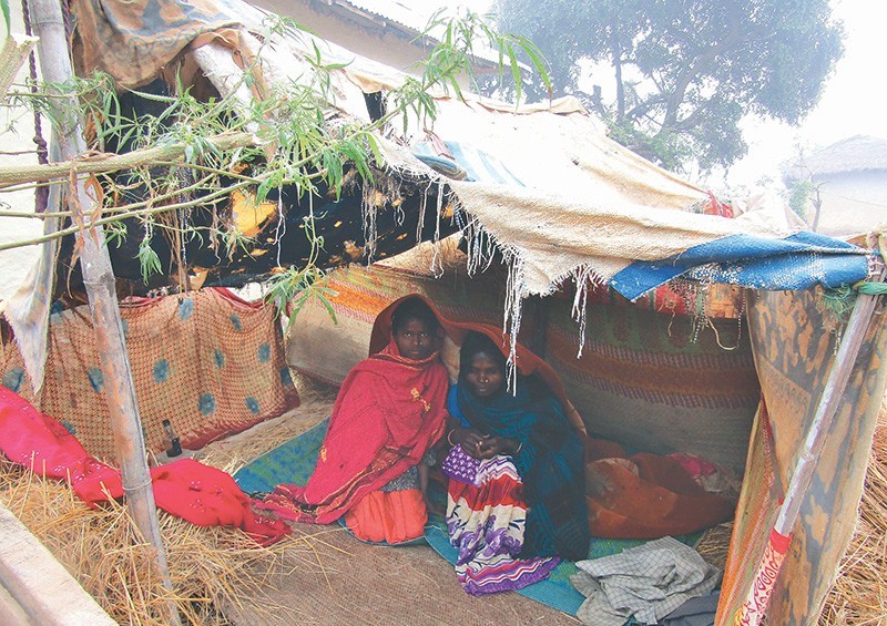 बाढीपीडितको राहत १० वर्ष देखी प्रशासनको खातामा, पिडित भने अझै अस्थायी टहरामा