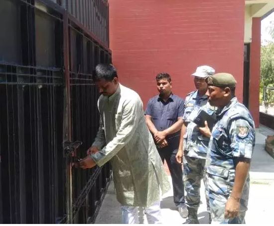 प्रदेश २ सरकारले दिएको विदा कार्यन्वयन नभएको भन्दै राष्ट्र बैंकमा ताला बन्दी