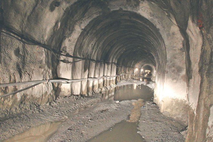 हाइड्रोपावरको सुरुङभित्र छिरेका ४ जना कामदार सम्पर्कविहीन