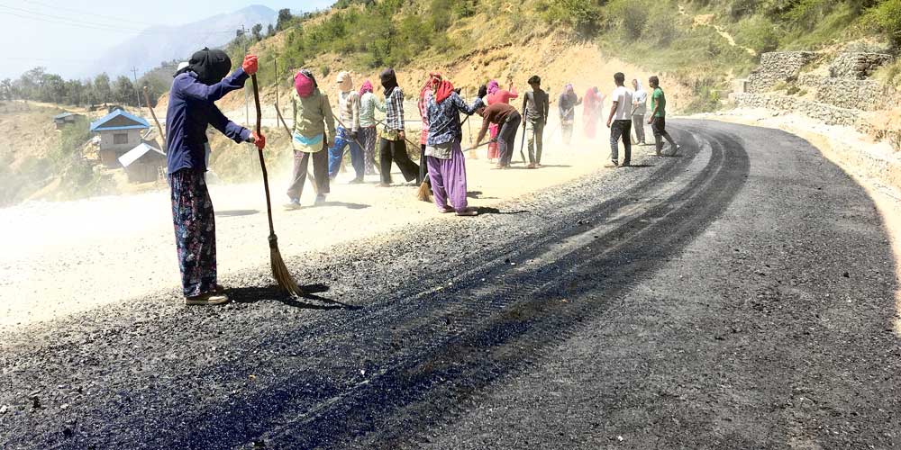 लोकमार्गको धुलो र हिलोले यात्रुलाई सास्ती
