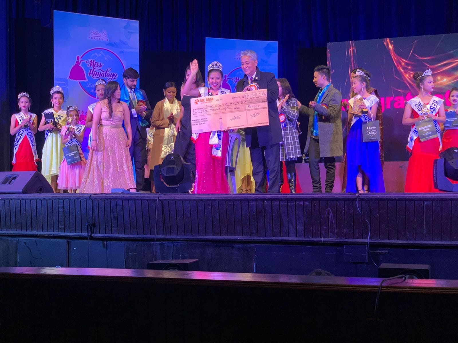 सरिनाले चुमिन मिस हिमालय लिटिल एन्जल काठमाडौँको ताज