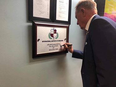 अस्ट्रेलियाका पुर्वमन्त्रीले उद्घाटन गरे नेपालीले खोलेको कलेज