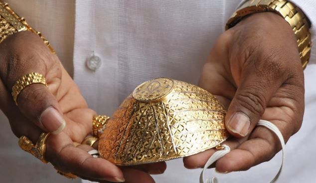 भारतको उडिसाका एक व्यापारीले लगाउँछन् कोरोनाबाट जोगिन सुनको मास्क