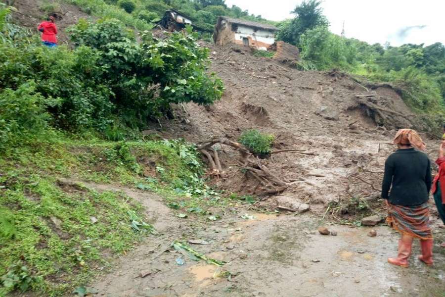 सल्यानमा पहिरोले ३ घर बगायो, २५ परिवार विस्थापित