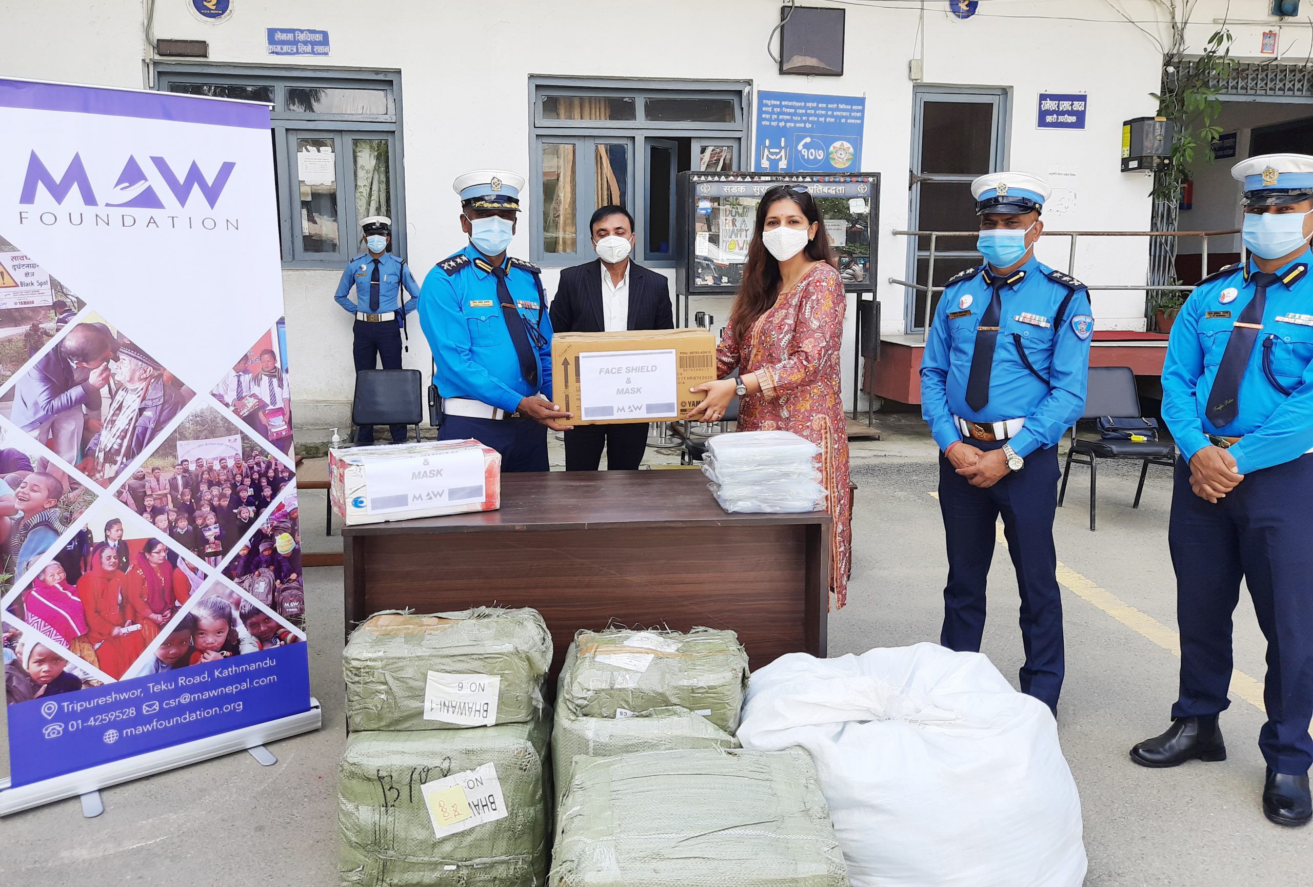 ट्राफिक प्रहरीलाई एमएडब्लु फाउन्डेसनबाट फेससिल्ड र मास्क सहयोग