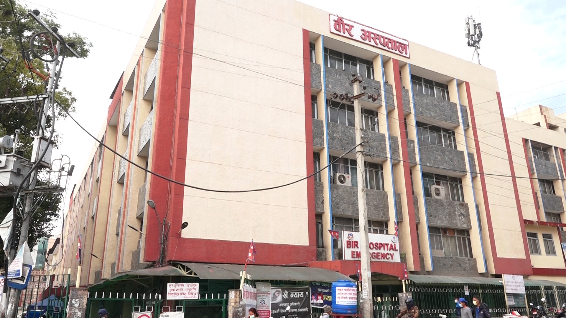 आफुखुसी बिदामा बस्दै वीर अस्पतालका १२ जना कर्मचारी