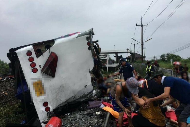 थाइल्याण्डमा बस र रेल ठोक्किँदा कम्तीमा १७ जनाकाे मृत्यु
