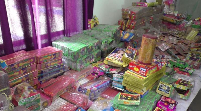 प्रहरीद्वारा १४ लाखको पटाका र लत्ताकपडा बरामद