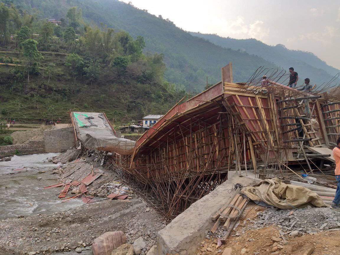 ठेकेदार सम्पर्कमा नआएपछि सडक र मोटरेबल पुल अलपत्र