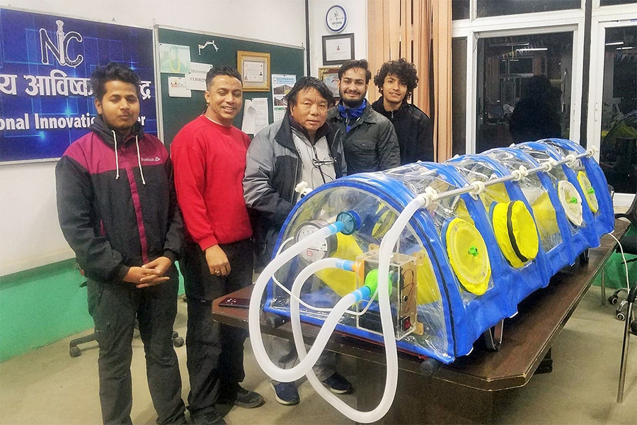 आविष्कार केन्द्रले बनायो हेलिकोप्टरमा कोरोनाका बिरामी बोक्न मिल्ने आइसोलेसन च्याम्बर