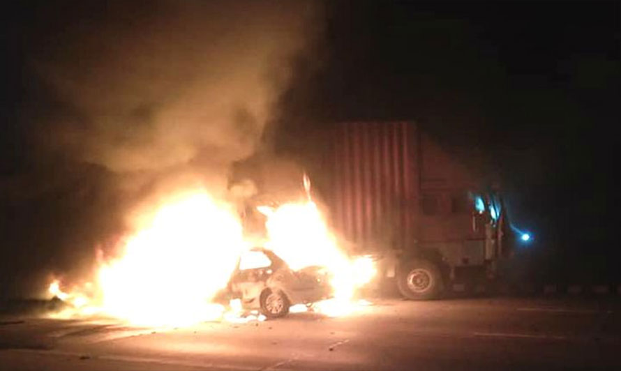 बाढी पीडित बोकेको बसमा आगलागी, बालबालिकासहित १८ जनाको मृत्यु