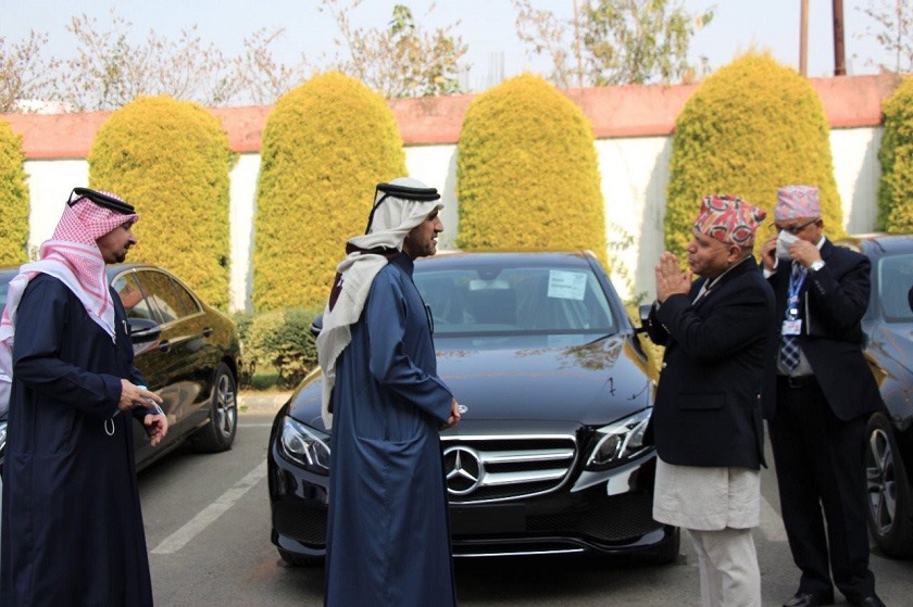 कतारले नेपाल सरकारलाई दियो ३ वटा मर्सिडिज कार