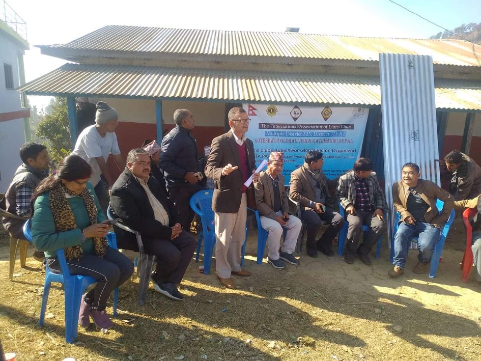 सितगंगाका पहिरो पिडितलाई लायन्स क्लब अफ कोटेश्वर ग्लोबल भिजनद्वारा जस्तापाता हस्तान्तरण