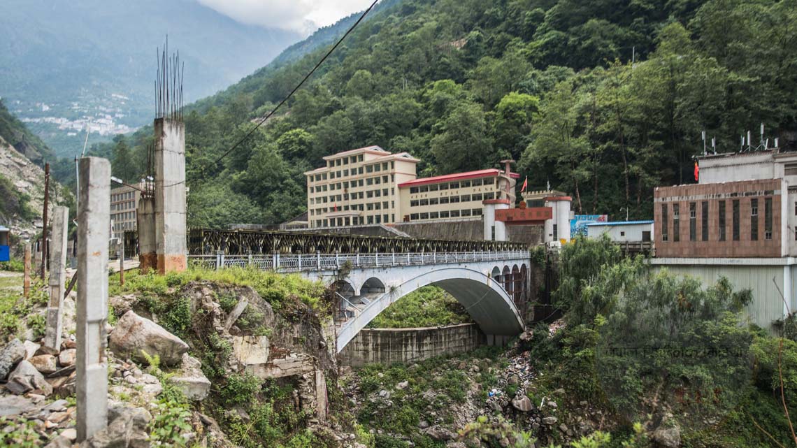 त्रिपालको ओतमुनि तातोपानी कुण्डःबिरामीलाई सास्ती