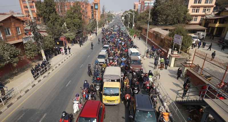 प्रचण्ड–माधव पक्षको विरोध प्रदर्शनका कारण घण्टाघर र पुरानो बसपार्कबाट सिंहदरबार आउने मूल बाटो बन्द