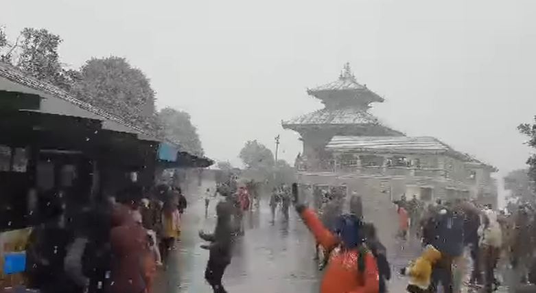 चन्द्रागिरीमा हिँउ पर्‍यो