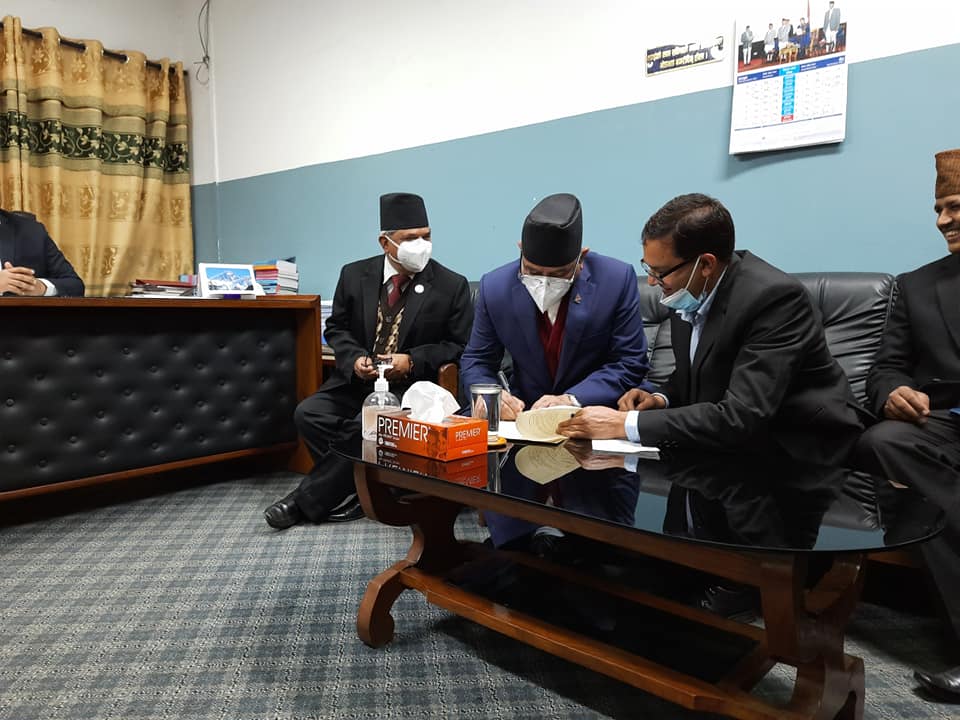 अवहेलना मुद्दामा लिखित जवाफ बोकेर प्रचण्ड सर्वोच्च पुगे