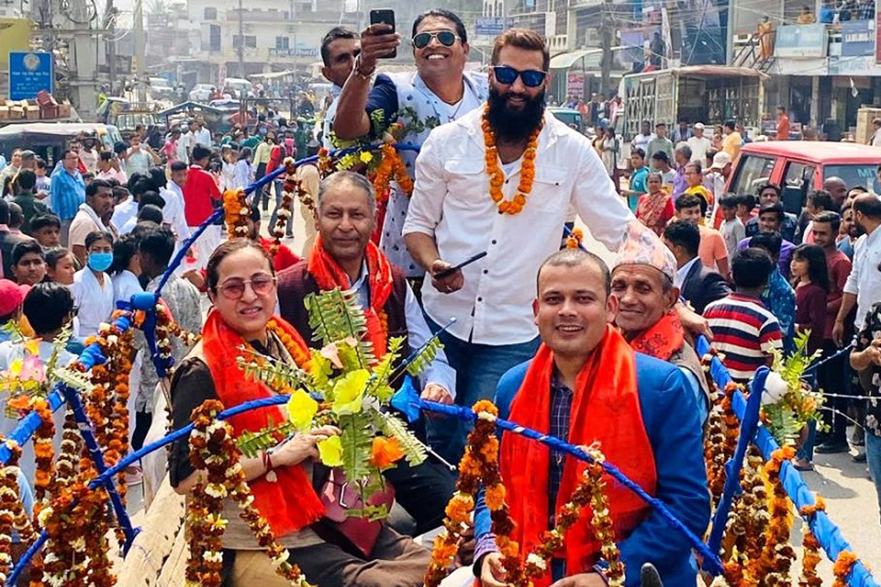 अभिनेता निखिल उप्रेतीलाई हेर्न दर्शकको भिड