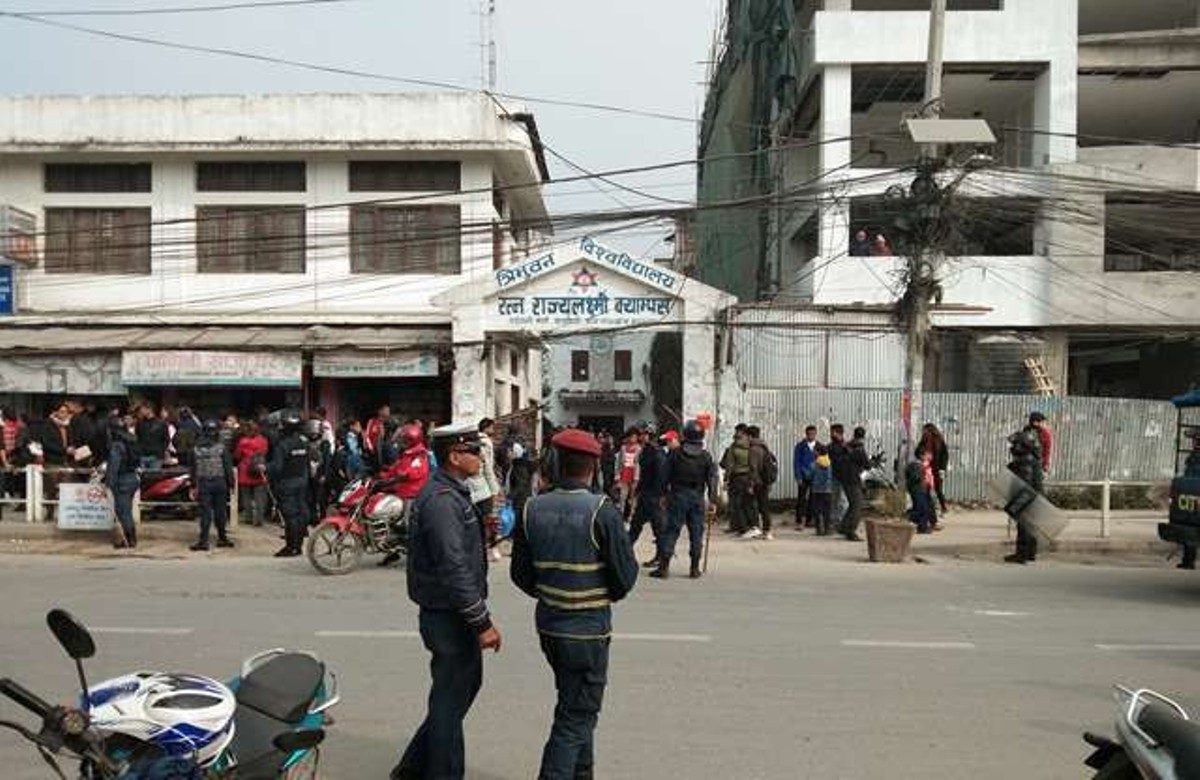 आरआर क्याम्पसमा प्रचण्ड-नेपाल र ओली पक्षका विद्यार्थीबीच झडप