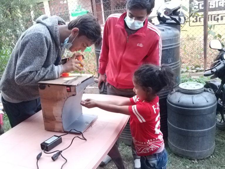 नुवाकोटका तीन युवाले निर्माण गरे ‘अटोमेटिक सेनिटाइजर डिस्पेन्सर’