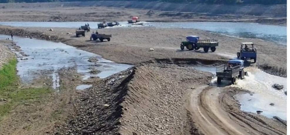 अवैध उत्खनन गरिरहेका एक्जाभेटर छुटाउन जनप्रतिनिधि सक्रिय