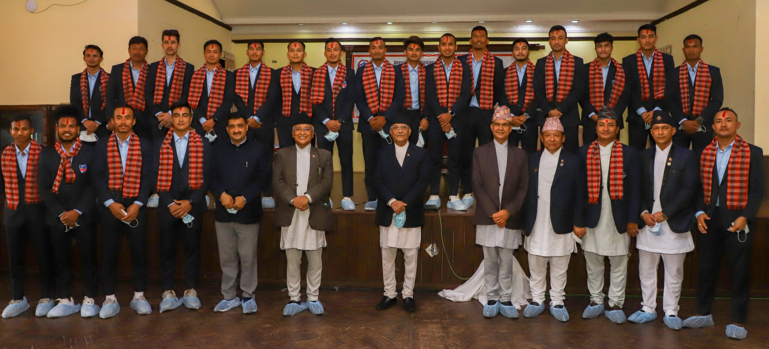 थ्री नेसन्स कप च्याम्पियन राष्ट्रिय फुटबल टोलीलाई जनही ४ लाख नगदसहित पुरस्कृत