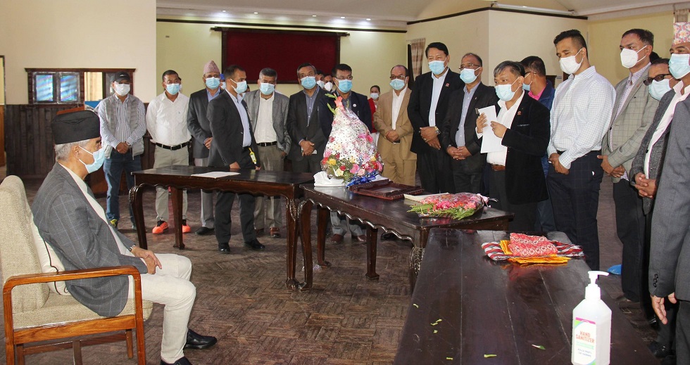 महामारीमा प्रभावित पाँच हजार आयोजनाको म्याद थप्न प्रधानमन्त्रीसमक्ष निर्माण व्यवसायीको माग