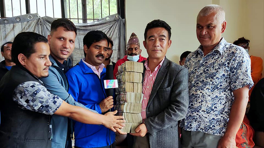 इन्द्रेणीले सिन्धुपाल्चोकका बाढी प्रभावितलाई गर्यो  ९० लाख रुपैयाँ हस्तान्तरण