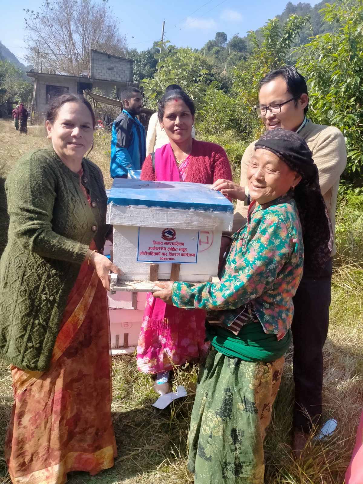 विपन्नलाई उकास्न मौरीसहितको घार