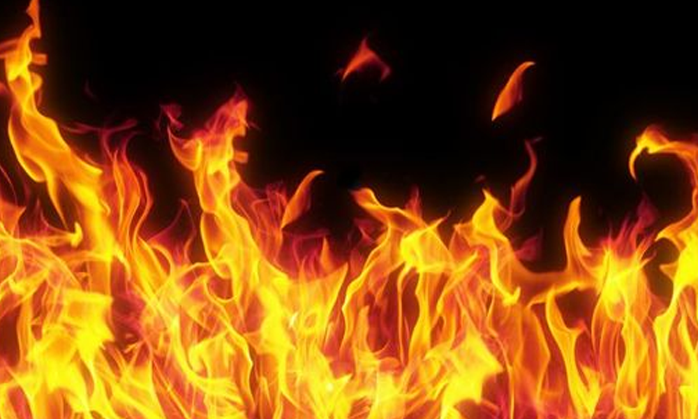 महोत्तरीका अग्निपीडितलाई राहत सामग्री जुटाइँदै