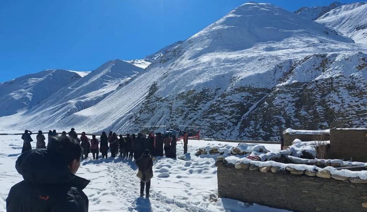हिउँले सडक अवरुद्ध, हेलिकोप्टरमार्फत सुत्केरीको उद्धार