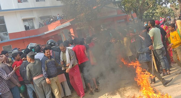 मल नपाएपछि सप्तरीमा किसानले बाले टायर