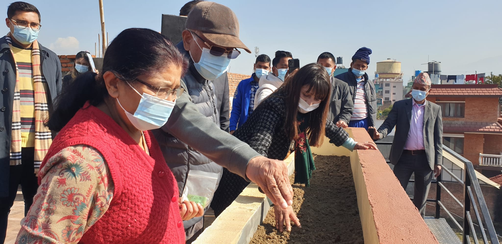 कौसी खेती गर्दै केपी शर्मा ओली र पत्नी राधिका शाक्य