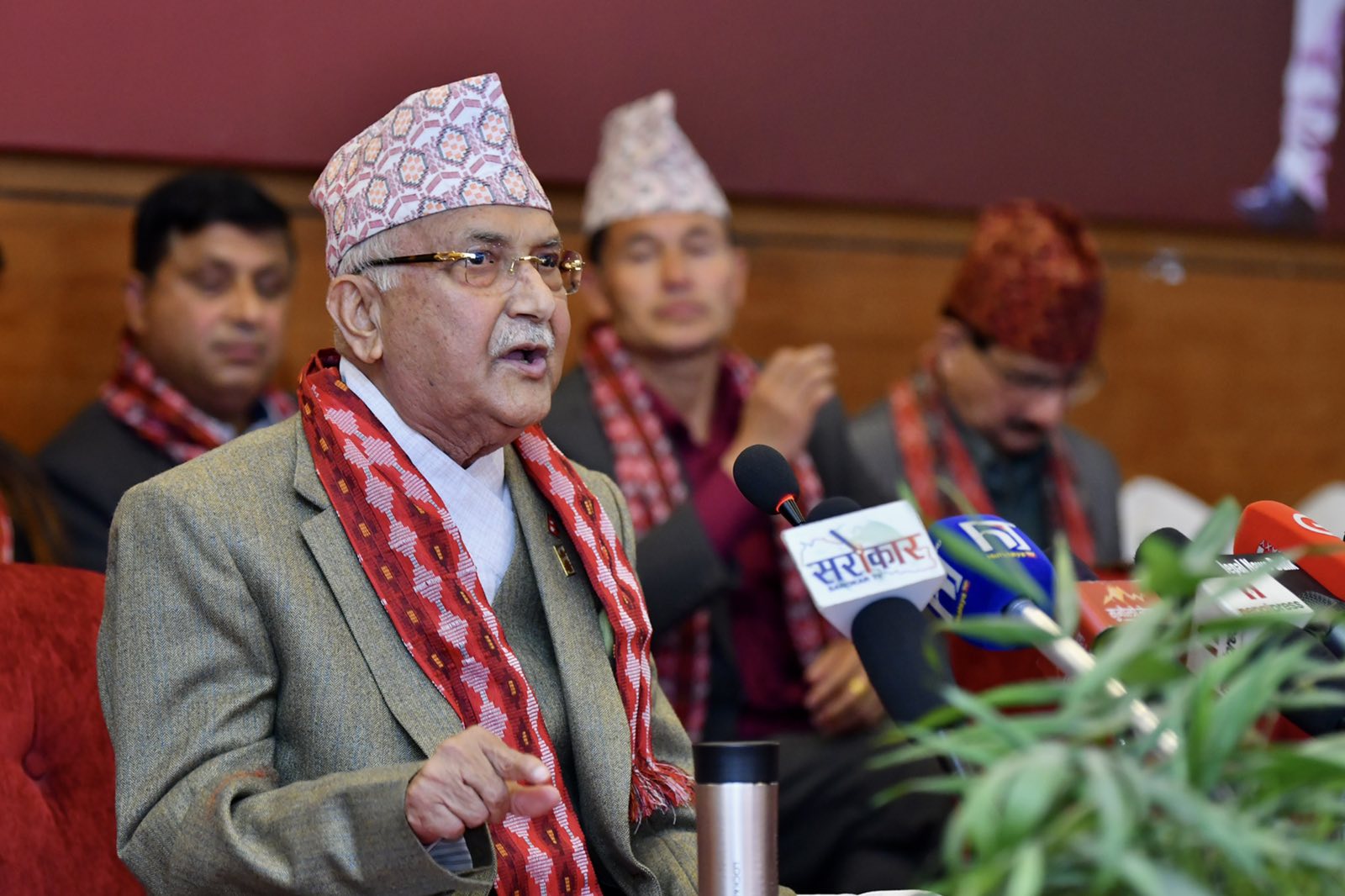 माधव नेपाललाई ओलीको कटाक्ष:  हामीले दिएको झुम्के बुलाकी फुकाल्नु पर्दैन ?