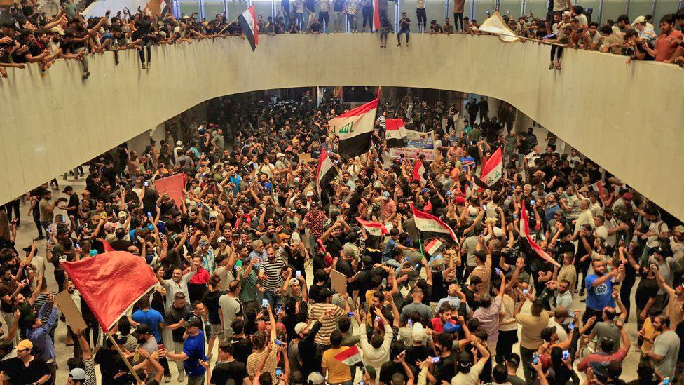 इराकमा सयौँ प्रदर्शनकारी पसे संसद भवन