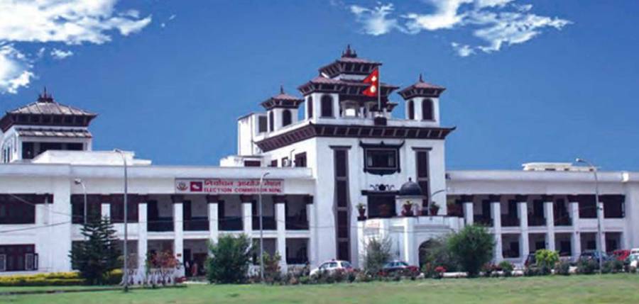 निर्वाचन सामग्रीसहित मतदान गर्न अधिकृतहरू केन्द्रमा