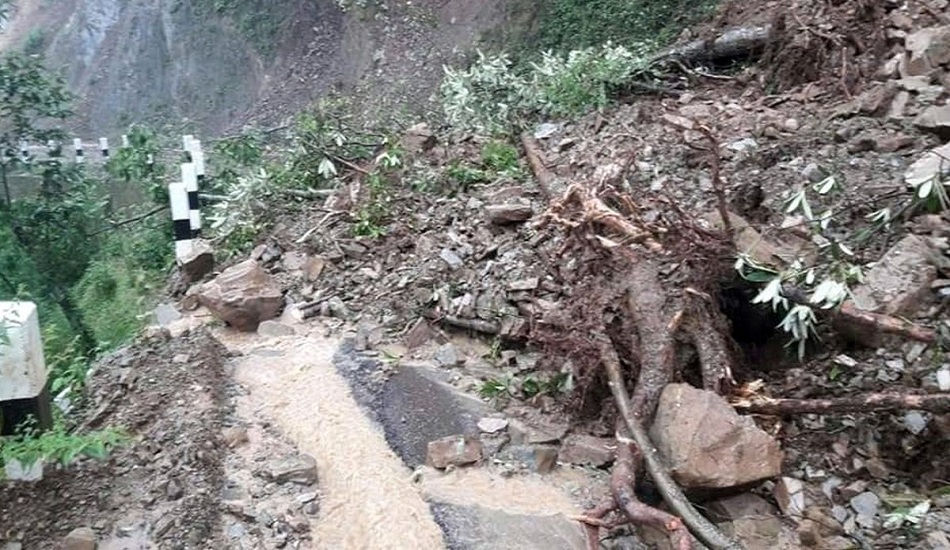 पहिरोका कारण तीन सडक अवरुद्ध