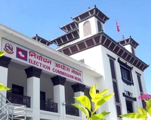 गोरखामा एक हप्ता हिँडेर मतदान केन्द्रमा पुगे कर्मचारी