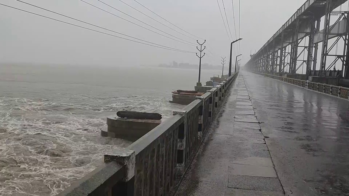 सप्तकोसी नदीमा पानीको बहाव बढ्दो क्रममा, १९ ढोका खुला