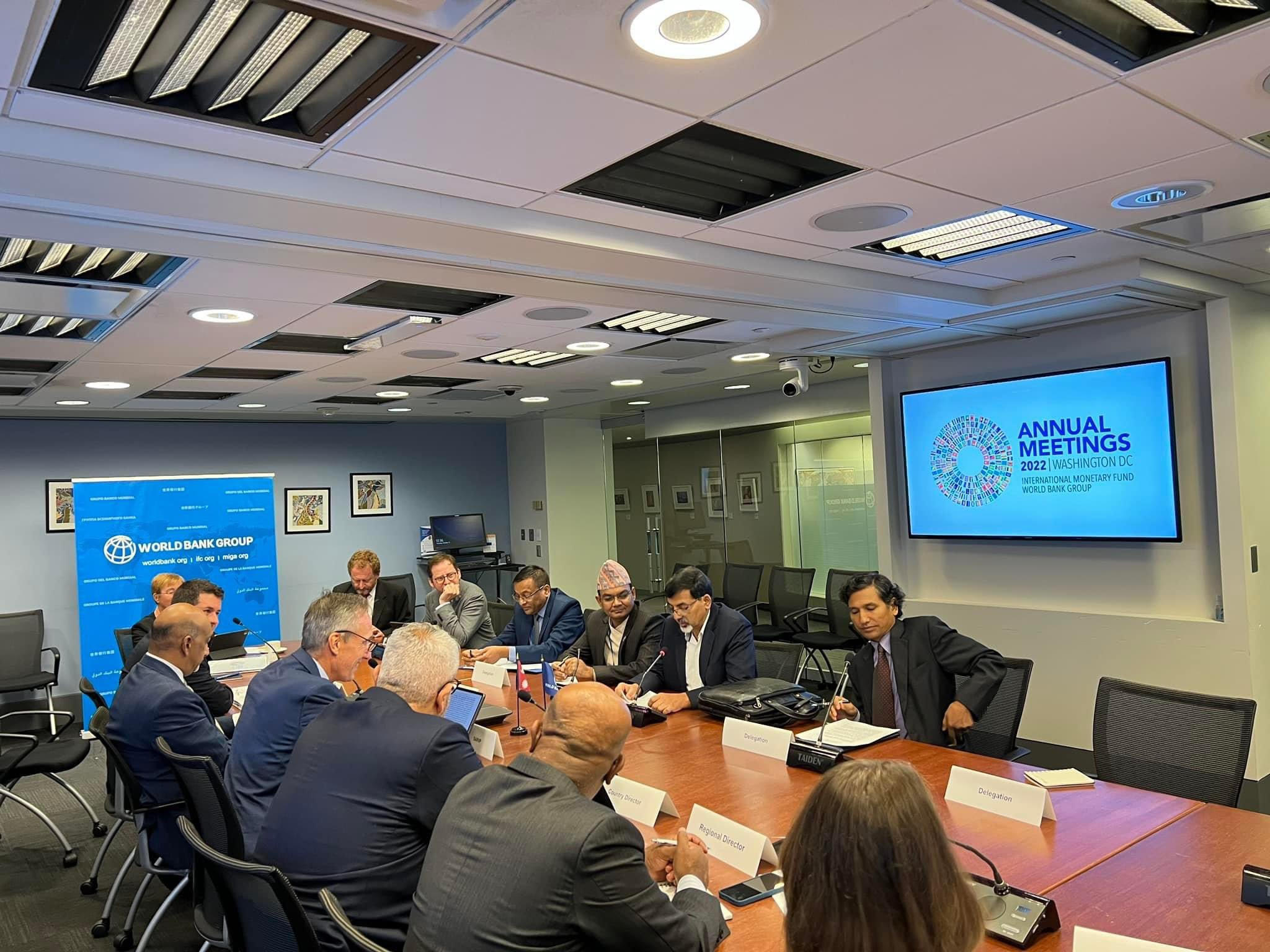 अर्थमन्त्री शर्मा र विश्व बैंकका उपाध्यक्ष मार्टिनबीच भेटघाट