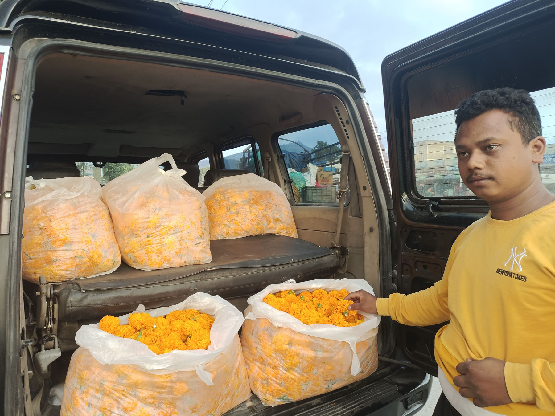 शिक्षण पेसा छाडेर फूल खेती