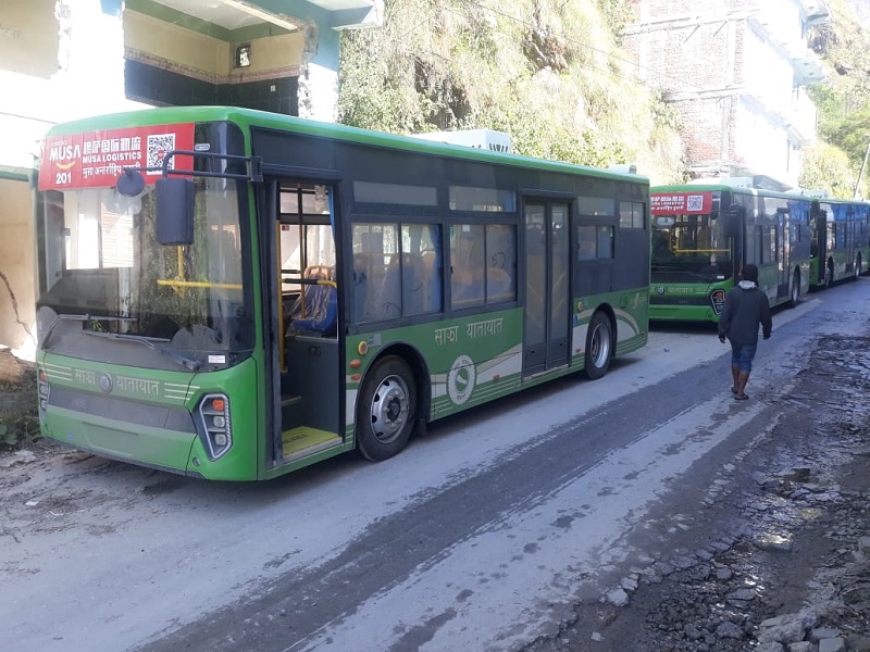 केरुङ नाकामा आइपुगे साझा यातायातका विद्युतीय बसहरु