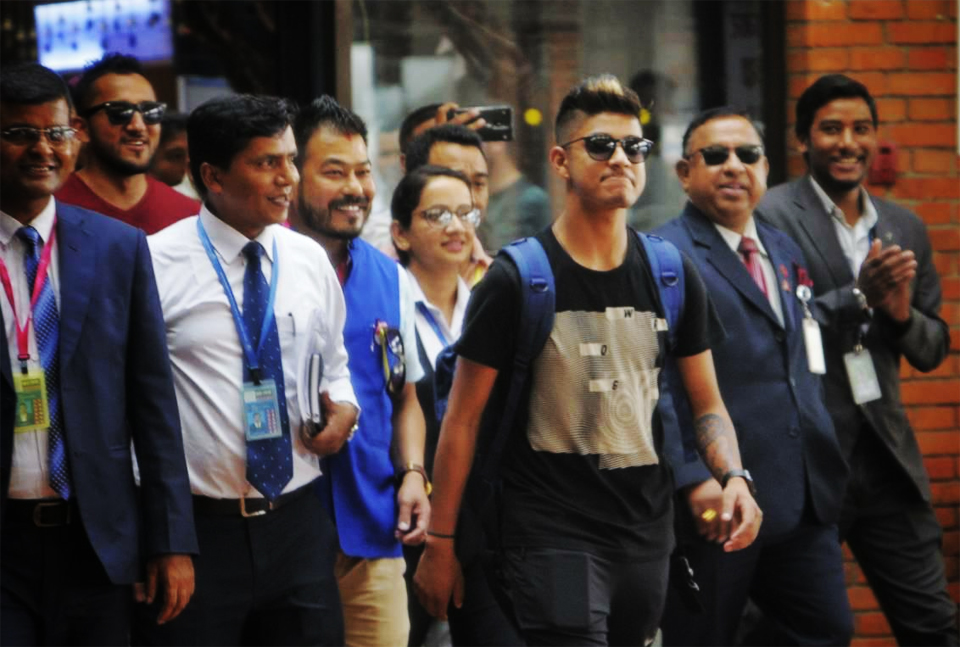 विमानस्थलमा ओर्लिनसाथ पक्राउ परे सन्दीप