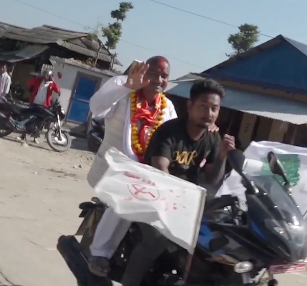 मन्त्री नै हेलमेटविना बाइकमा