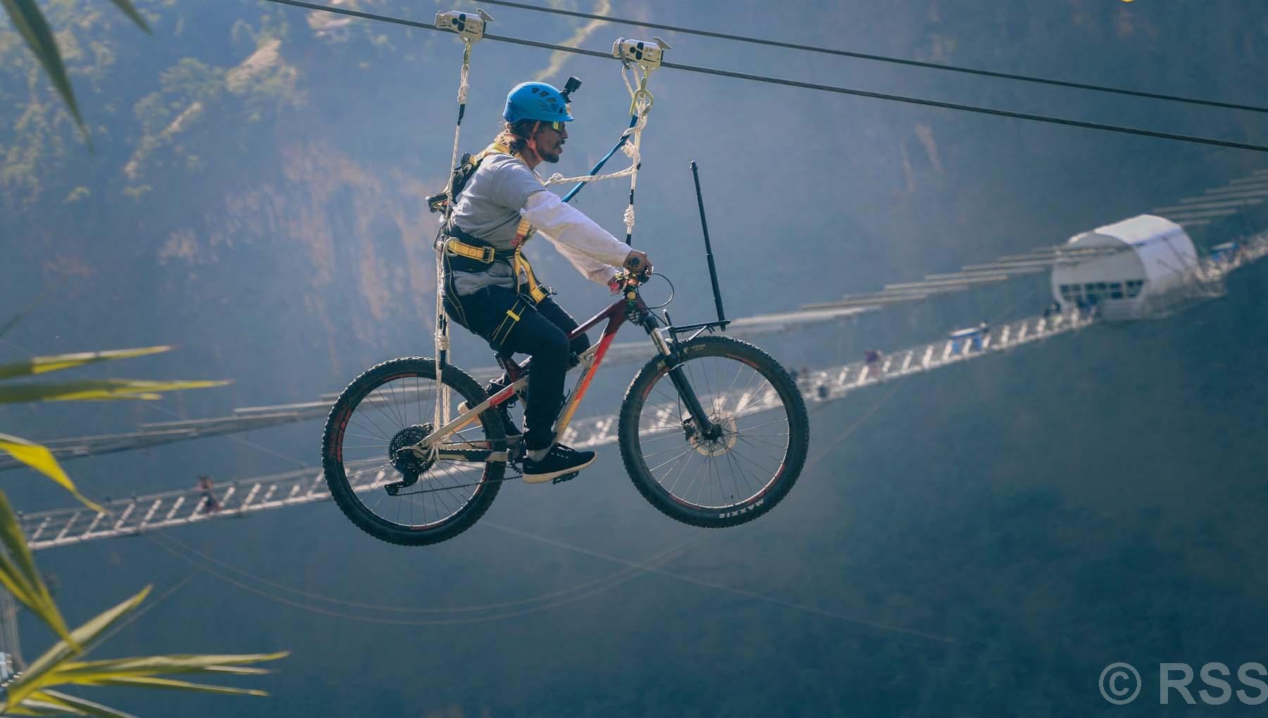 पर्वतमा जिपलाइनबाट साइकलयात्रा