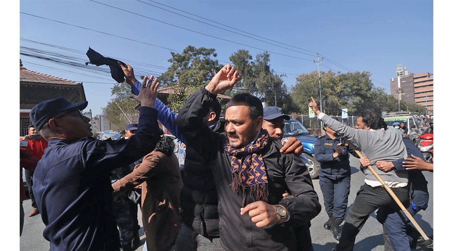 निर्वाचन आयोग अगाडि क्रान्तिकारी माओवादीकाे प्रदर्शन